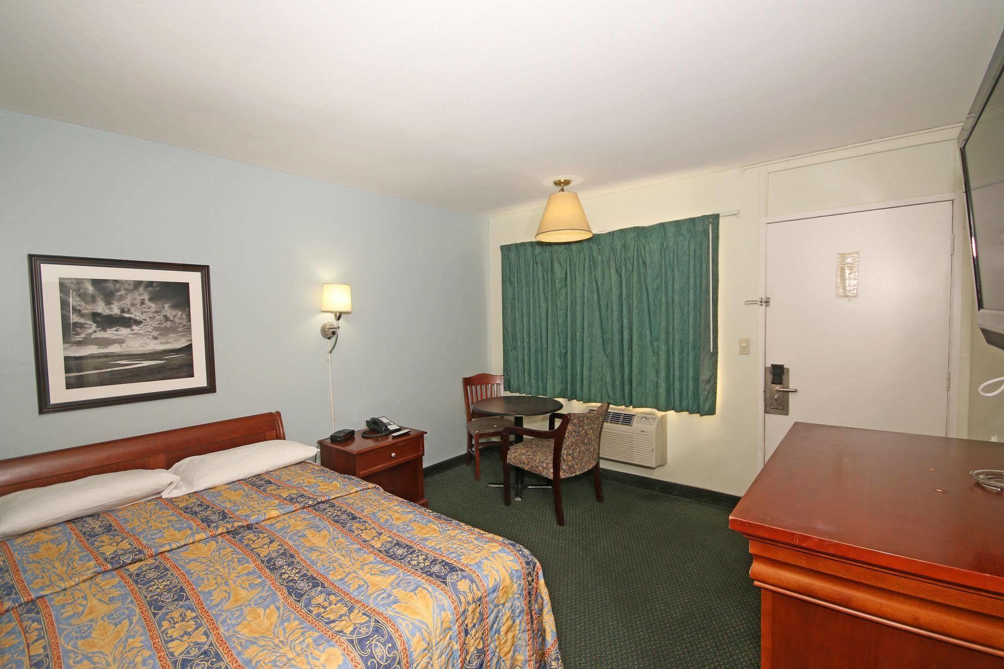 Royal Inn And Suites Charlotte Airport ภายนอก รูปภาพ