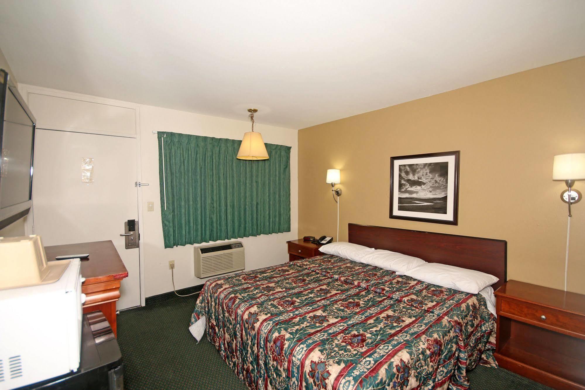 Royal Inn And Suites Charlotte Airport ภายนอก รูปภาพ